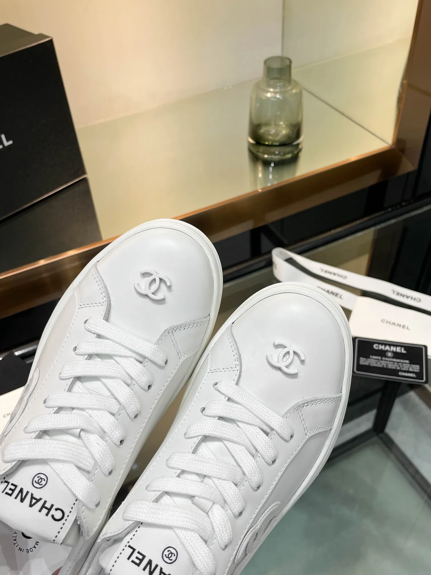 👟👟Ex-factory price 520👟👟Chanel Chanel 25SF latest model full leather panda color white shoes casual sports shoes skateboard shoes original purchase and development production Xiaoxiang C Home Another super popular item in the counter, loved by Internet celebrity bloggers and sisters, and various praises on social platforms. It is very popular, has a high texture, is breathable and super spring and summer. Seeing this issue always arouses the inner desire of girls for fashion. The latest suede material, classic black and white color, full of fashionable feeling on the feet, easy to care for. Fabric: Original customized imported cowhide material. Lining: Customized soft sheepskin lining. Sole: Original molded TPU non-slip outsole. Bottom thickness: 2.5CM. Size: Women's size 35-40 (custom-made sizes 40 are non-refundable)